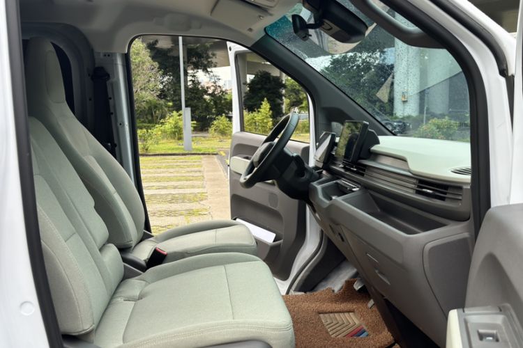 Used Farizon Xingxiang V 2026 Model V8E—Smart Function Edition 450km Interior 4