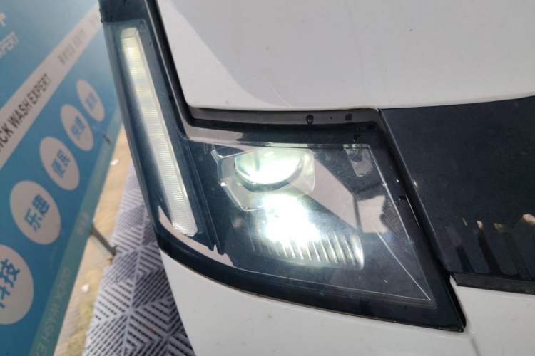 Used Farizon Xingxiang V 2026 Model, V8E—Smart Edition, 460km Right Front Headlight