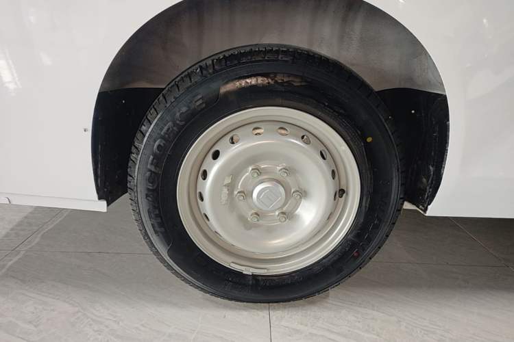 Used Farizon Xingxiang V 2026 Model V8E—Smart Function Edition 450km Right Rear Wheel Hub