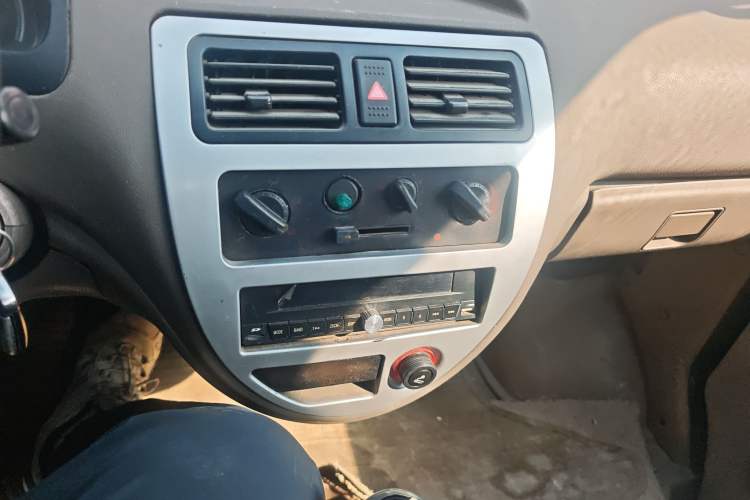 Used FAW Jiabao V70 2011 1.0L Standard Edition DA465QA Audio And AC Panel