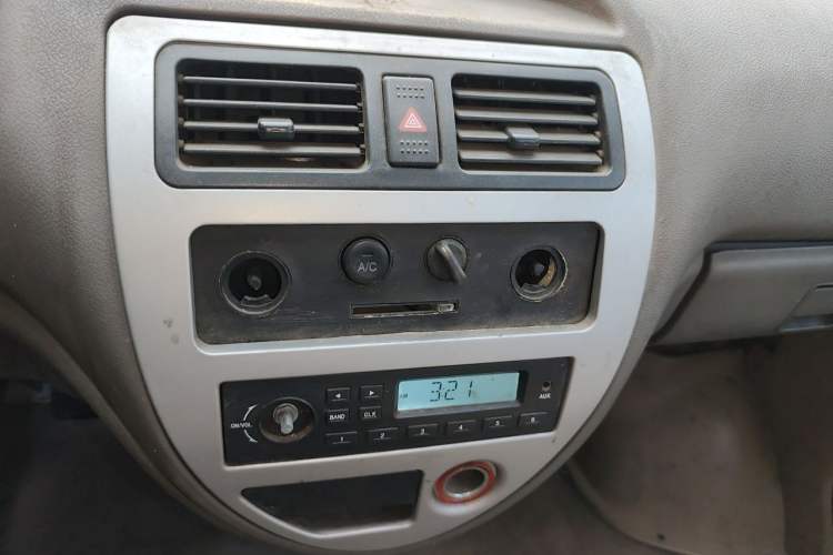 Used FAW Jiabao V70 2011 1.0L Standard Edition DA465QA Audio And AC Panel