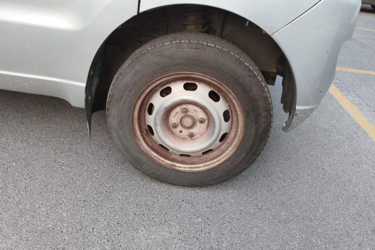 Used FAW Jiabao V70 2011 1.0L Standard Edition DA465QA Right Front Wheel Hub