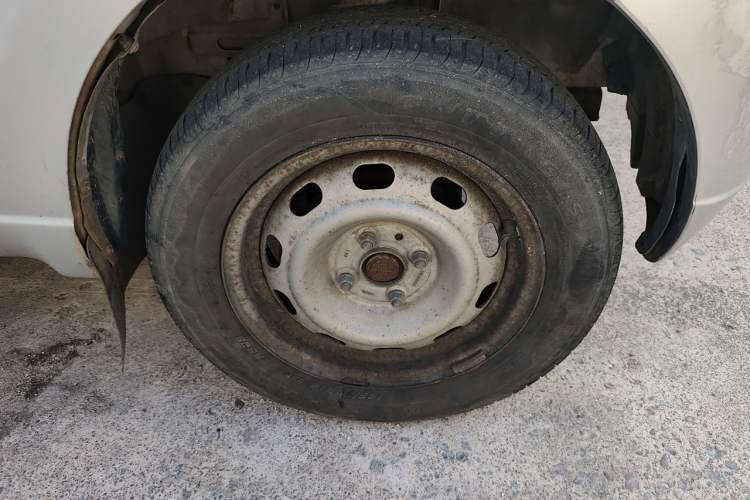 Used FAW Jiabao V70 2011 1.0L Standard Edition DA465QA Right Front Wheel Hub
