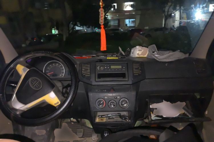 Used FAW Jiabao V75 2015 1.0L Standard Version DAM10AR Center Console