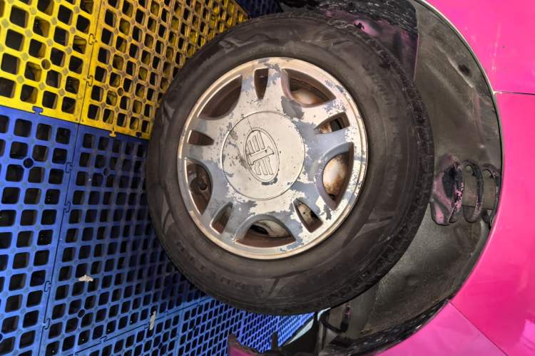 Used FAW Jiabao V75 2015 1.0L Standard Version DAM10AR Right Front Wheel Hub