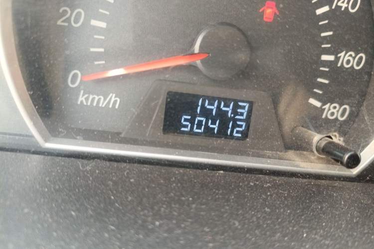 Used FAW Jiabao V75 2015 1.0L Standard Version DAM10AR Odometer Close Up