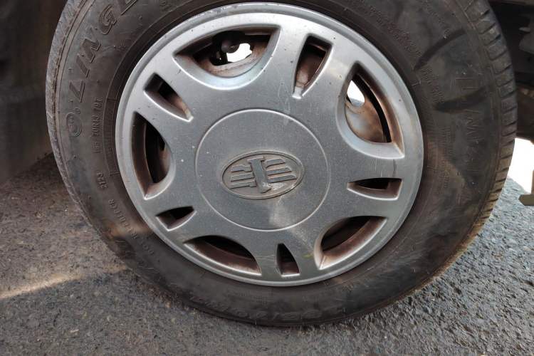 Used FAW Jiabao V75 2015 1.0L Standard Version DAM10AR Right Front Wheel Hub