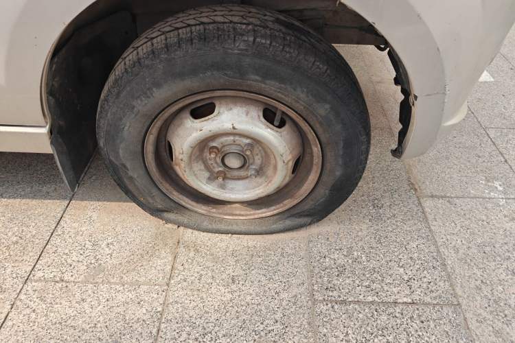 Used FAW Jiabao V75 2015 1.0L Standard Version DAM10AR Right Front Wheel Hub