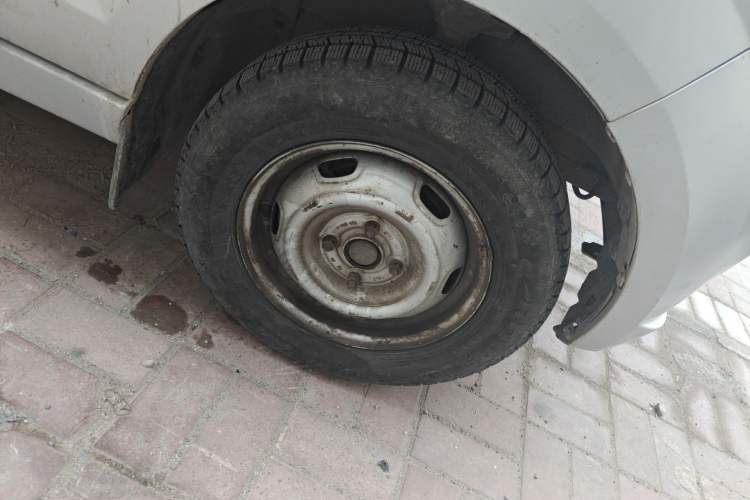 Used FAW Jiabao V75 2015 1.0L Standard Version DAM10AR Right Front Wheel Hub