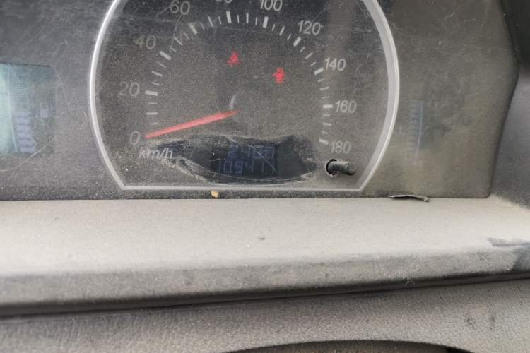 Used FAW Jiabao V75 2015 1.0L Standard Version DAM10AR Odometer Close Up