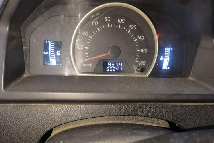 Used FAW Jiabao V75 2015 1.0L Standard Version DAM10AR Odometer Close Up