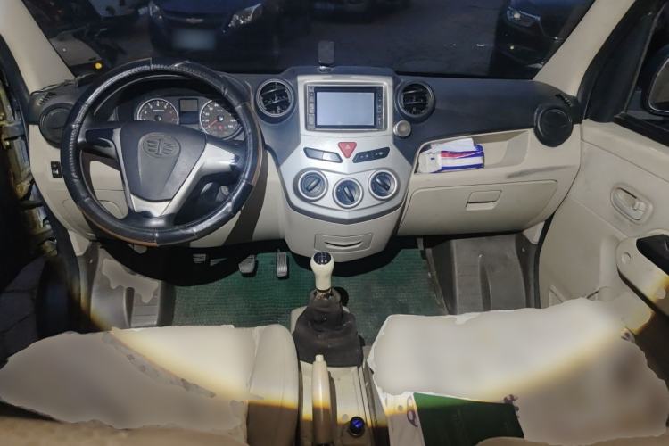 Used FAW Jiabao V80 2013 1.3L Business Comfort Model CA4GX13 Center Console