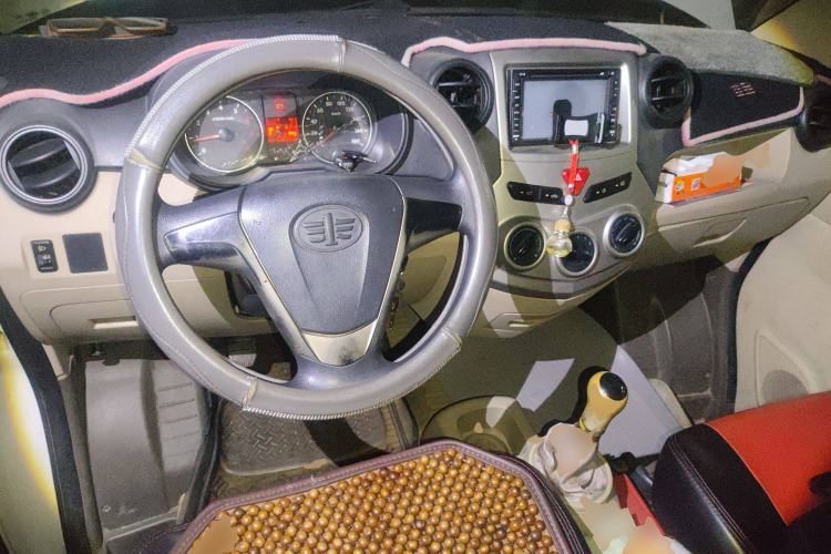Used FAW Jiabao V80 2013 1.3L Business Comfort Model CA4GX13 Center Console