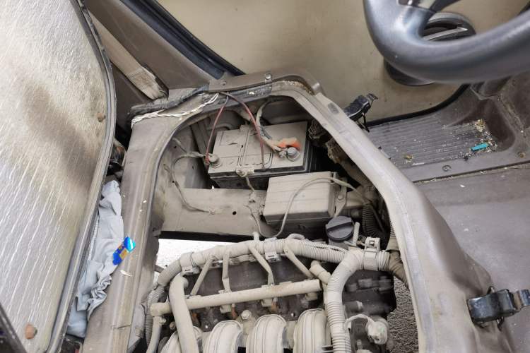 Used FAW Jiabao V80 2014 1.5L Logistics Comfort Model Engine Bay Left