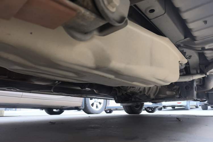 Used FAW Jiabao V80 2014 1.5L Extended All-in-One Standard Version Chassis Rear Right