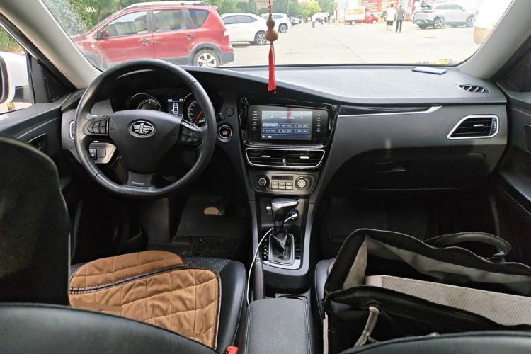 Used FAW Junpai A70 2016 1.6L Automatic Luxury Model Center Console