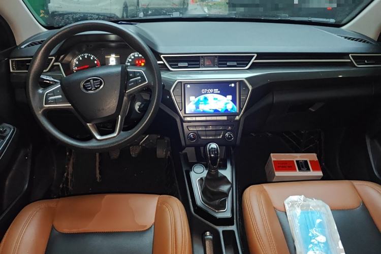 Used FAW Junpai CX65 2018 1.5L Manual Comfort Model Center Console