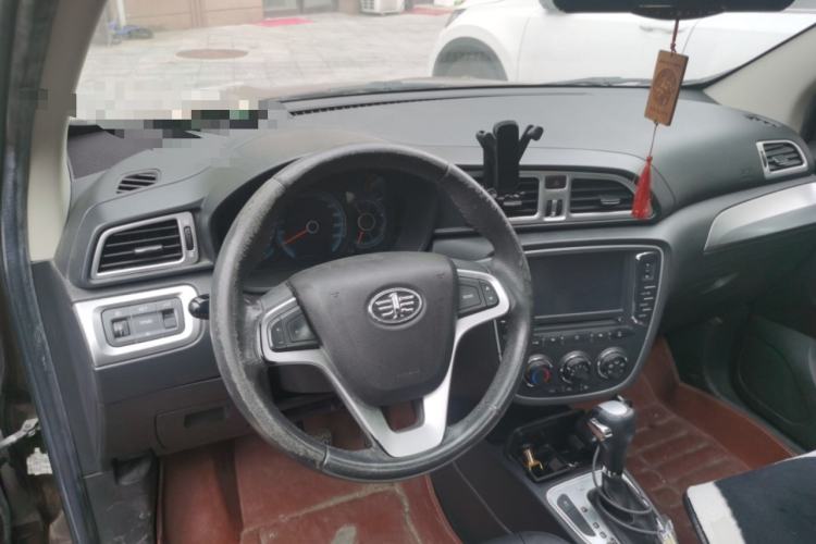 Used FAW Junpai D60 2015 1.8L Automatic Prestige Model Center Console