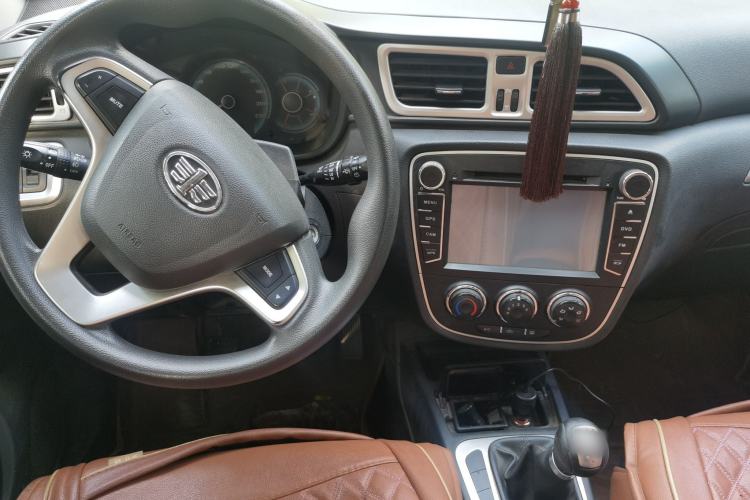 Used FAW Junpai D60 2015 1.5L Manual Standard Edition Center Console