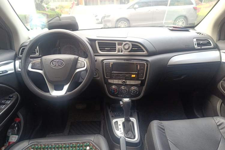 Used FAW Junpai D60 2015 1.8L Automatic Prestige Model Center Console