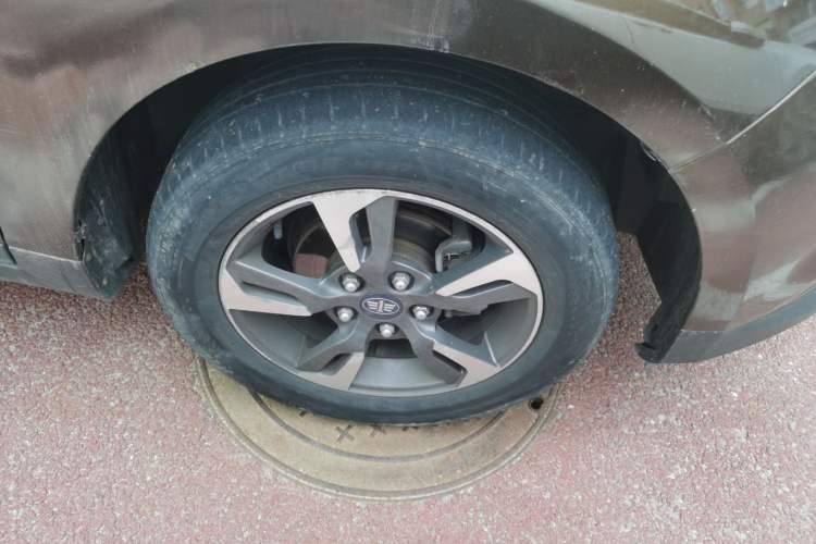 Used FAW Junpai D60 2015 1.8L Automatic Prestige Model Right Front Wheel Hub