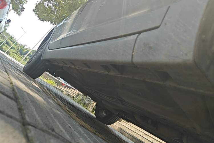 Used FAW Junpai D60 2015 1.8L Automatic Prestige Model Right Side Sill