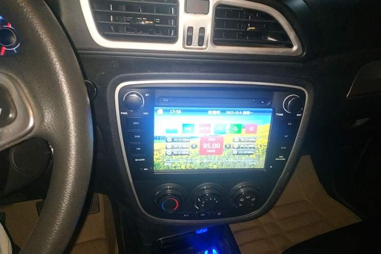 Used FAW Junpai D60 2015 1.5L Manual Luxury Model Audio And AC Panel