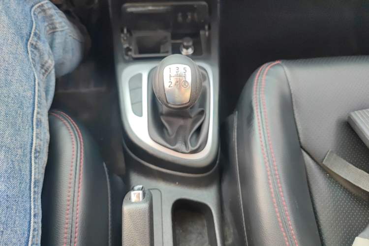 Used FAW Junpai D60 2015 1.5L Manual Standard Edition Gear Lever