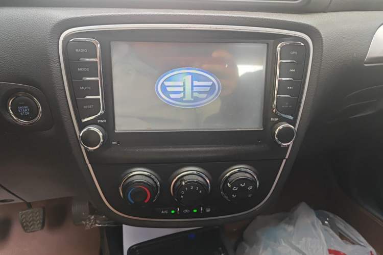 Used FAW Junpai D60 2015 1.5L Manual Luxury Model Audio And AC Panel