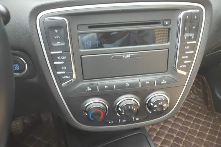 Used FAW Junpai D60 2015 1.5L Manual Luxury Model Audio And AC Panel