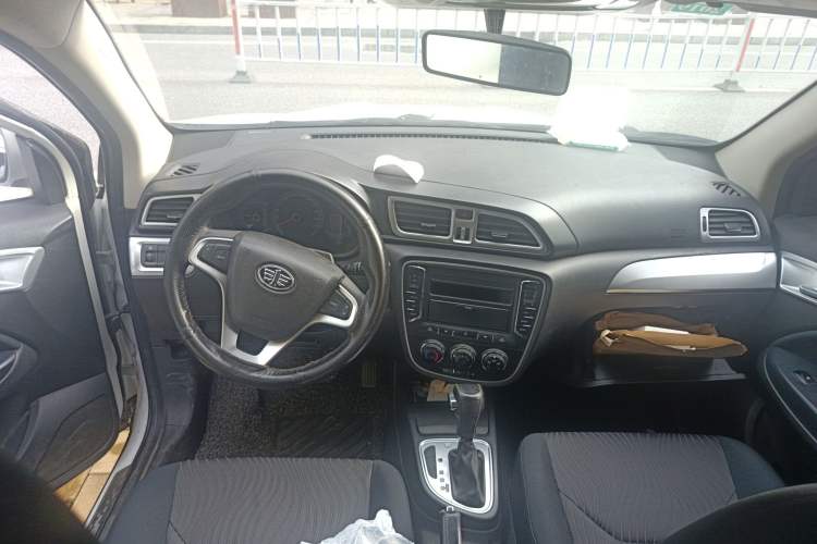 Used FAW Junpai D60 2015 1.8L Automatic Comfort Model Center Console