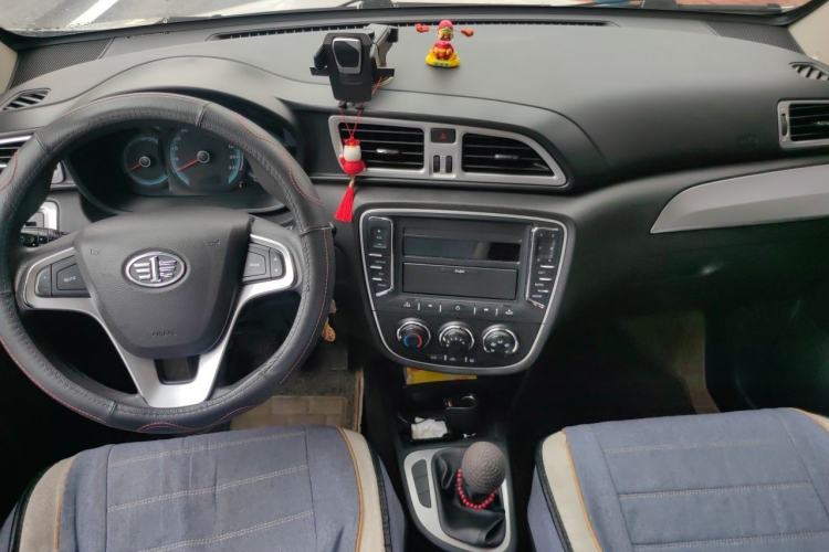 Used FAW Junpai D60 2015 1.5L Manual Standard Edition Center Console
