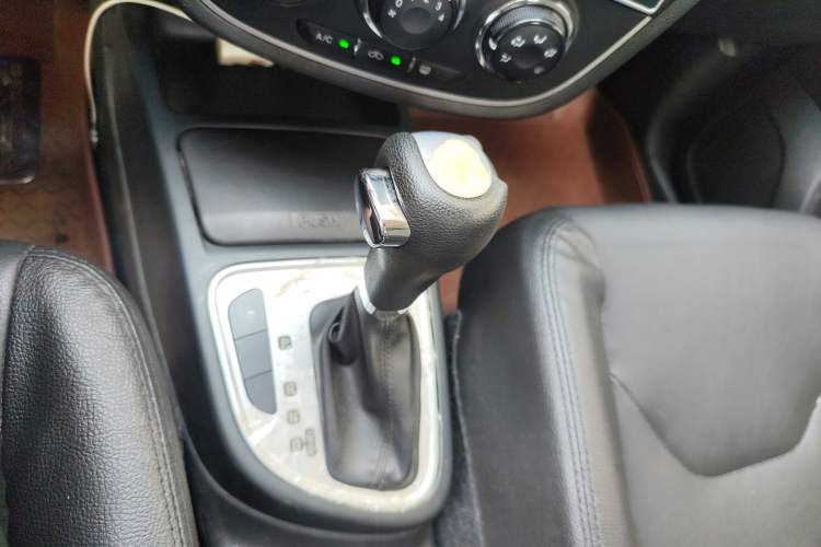 Used FAW Junpai D60 2015 1.8L Automatic Prestige Model Gear Lever