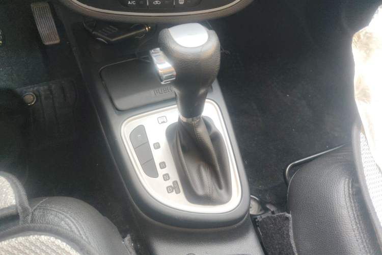 Used FAW Junpai D60 2015 1.8L Automatic Luxury Model Gear Lever