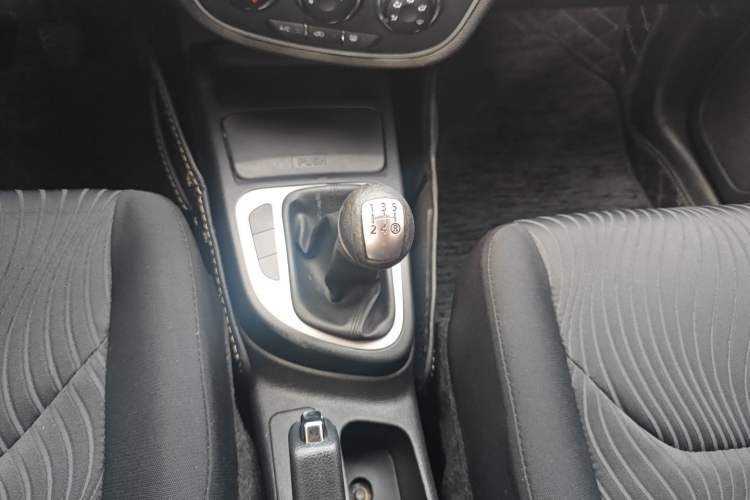 Used FAW Junpai D60 2015 1.5L Manual Comfort Model Gear Lever