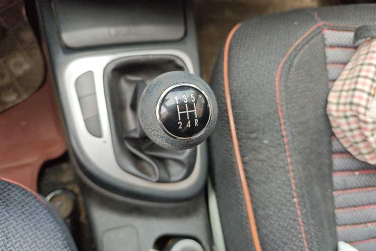 Used FAW Junpai D60 2015 1.5L Manual Standard Edition Gear Lever