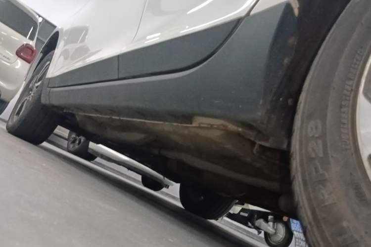 Used FAW Junpai D60 2015 1.8L Automatic Prestige Model Left Side Sill