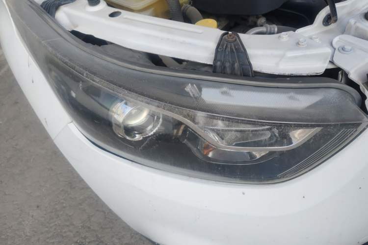Used FAW Junpai D60 2015 1.8L Automatic Luxury Model Right Front Headlight