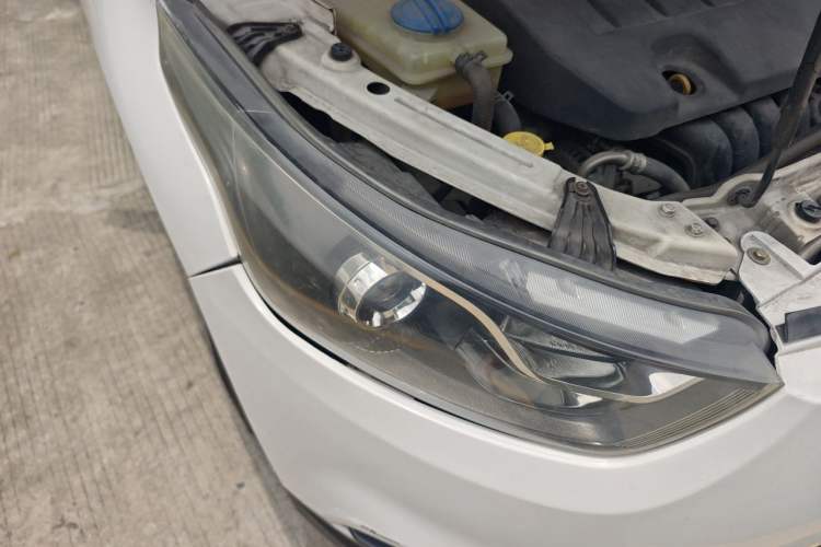 Used FAW Junpai D60 2015 1.8L Automatic Prestige Model Right Front Headlight