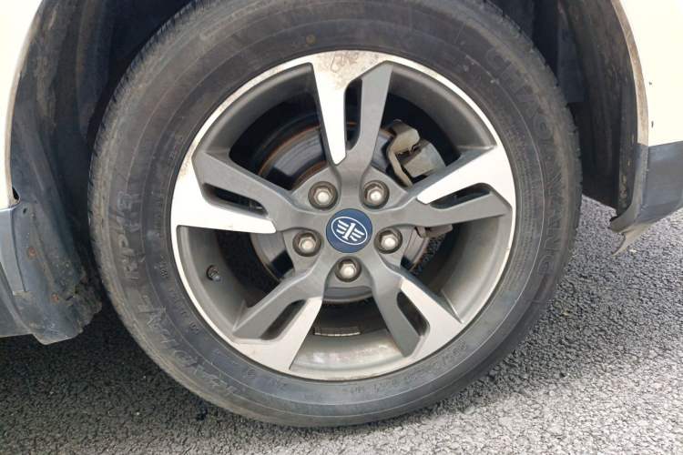 Used FAW Junpai D60 2015 1.8L Automatic Luxury Model Right Front Wheel Hub
