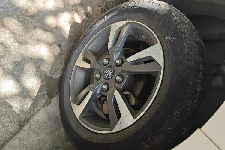 Used FAW Junpai D60 2015 1.8L Automatic Prestige Model Right Front Wheel Hub
