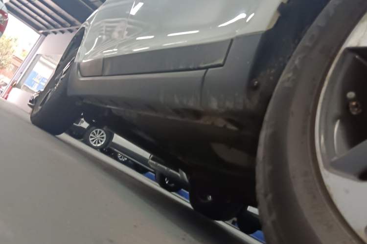 Used FAW Junpai D60 2015 1.8L Automatic Prestige Model Right Side Sill