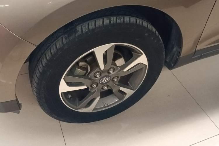 Used FAW Junpai D60 2015 1.8L Automatic Prestige Model Left Front Wheel Hub