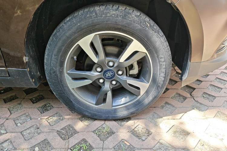 Used FAW Junpai D60 2016 1.8L Automatic Prestige Model Right Front Wheel Hub