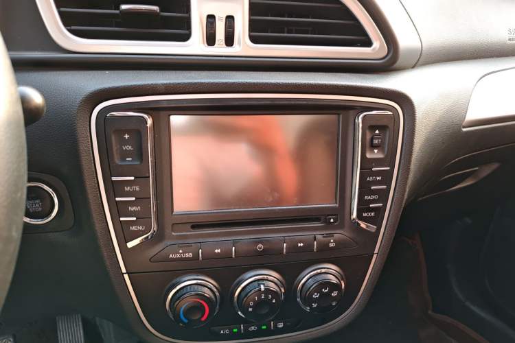 Used FAW Junpai D60 2016 1.5L Manual Luxury Model Audio And AC Panel