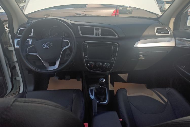 Used FAW Junpai D60 2016 1.5L Manual Comfort Model Center Console