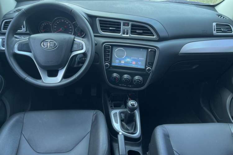 Used FAW Junpai D60 2016 1.5L Manual Comfort Model Center Console