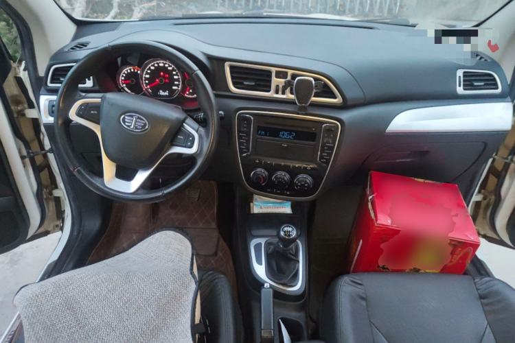 Used FAW Junpai D60 2016 1.5L Manual Comfort Model Center Console