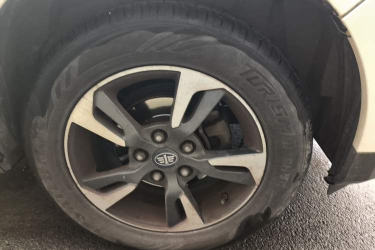Used FAW Junpai D60 2016 1.8L Automatic Prestige Model Right Front Wheel Hub