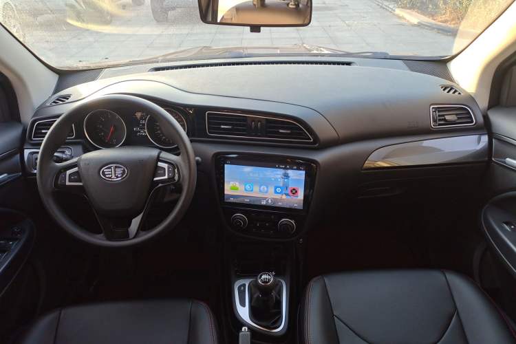 Used FAW Junpai D60 2017 1.5L Manual Entry-Level Model Center Console
